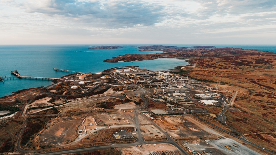 https://sourceable.net/commonwealth-green-lights-40-year-extension-to-australias-biggest-gas-plant/